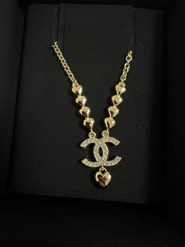 新品 最高品质 Chanel香奈儿23p金属爱心项链&多层 超喜欢爱心元素，比起少女粉嫩的满钻爱心,23p更喜欢金属的这个系列。 项链款显得脖子更修长，Choc