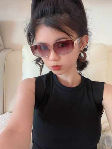 lv 2025年开春新款 潮流爆款 时尚方框太阳镜 高品质 佩戴舒适 网红潮款墨镜 型号L5551