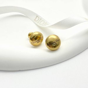 p80 编码E2808 0257820 dior耳钉热销款火爆上新 迪奥中古字母金球耳钉 复古做旧古金球，很圆润的椭圆形状。整个都是手工镜面抛光，贼拉亮的～ 上