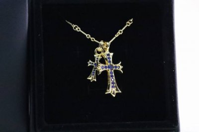 新品推荐 克罗心Chrome Hearts 金蓝钻双十字架项链 又温柔又个性的粉钻这款双十字架真的绝了这个已经是爆款不能在爆款的了~复合朋克风格的叛逆中带着甜美