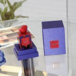 原单香水 Armani 阿玛尼私藏系列Lkat Bleu香水 100Ml 香型：东方辛辣 性别：中性 前调：粉胡红椒、香柠檬 中调：鸢尾、广藿香 基调：香草、零