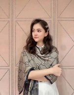 高品质 古奇 Gg格子双面长巾 中性款男女都可以用，经典Gg图案是在30年代开始使用的标志性元素之一历经近一个世纪的发展依然为品牌探索全新表达提供灵感在这款羊毛