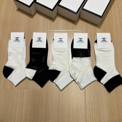 特 Chanel 香奈儿Ch新品网红女款袜子 一盒五双 竹棉材质，冰凉透气舒适，超级Nice超火爆小单品，大牌出街，潮人必备超好搭