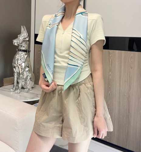 自由飞马”18Mm顶级真丝双面同色90方巾～Hermes 手工卷边斜纹真丝方巾 100%桑蚕丝 。这款爱马仕的经典单品展现强大而迷人的女性魅力精髓。此90方巾推