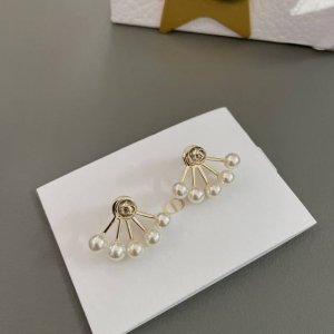 p70 高品质 细节如图【D扇形珍珠耳钉】，非常斯文内敛的一款婉约时尚派耳钉，哈哈，仙女们必入，绝不能错过的一款！