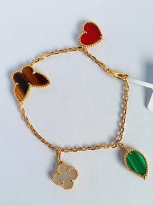 V金材质 Lucky手链，专柜买这款的人都在排队，买到都要看运气，因为它实在太美了，显色度超级好，华而不俗的色彩感，越显色的珠宝越显得高贵这款手链的每个花朵都代