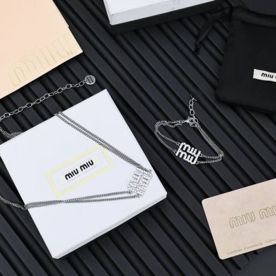 miumiu满钻字母双层手链，项链 清爽简单的经典满钻字母设计少女心与贵气感并存日常佩戴超好看精致感满满 手链 项链