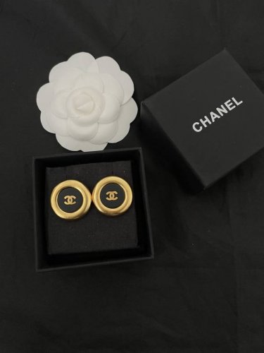 高品质 细节如图 圆形黑色耳钉 必入中古款！“流行稍纵即逝，风格永存”这就是Vintage的魅力！可遇而不可求这句话用在Ch Nel Vintage系列上是再合