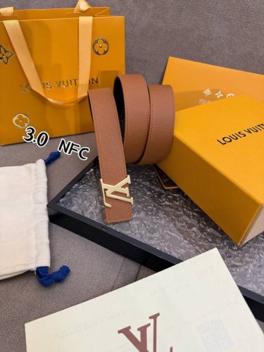 特 Lv女款腰带 全套包装 本款 3.0Cm Lv Initiales 双面腰带以经典之姿成就两式风尚 Monogram 帆布传递闲适惬意 粒面牛皮革流露雅致格
