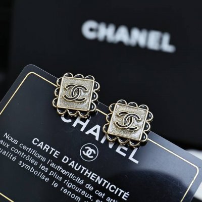 chanel 爆款四方花边小方块耳钉 好韩系的经典双C耳钉小花边这种元素不多见的不戴不知道实物看着很简约百搭， 但戴上耳效果太满意了，自带一股韩系感