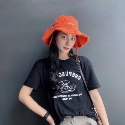 jacquemus 粉嫩渔夫帽必入入 还有一款百搭杏色 可调节大小 夏季渔夫帽又悄悄登场了 帽子抽绳设计 可调节大小 头围 标准57Cm