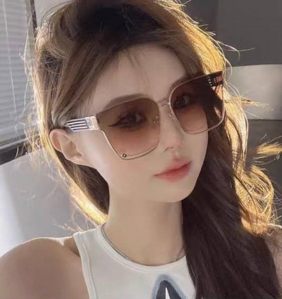 Dior-迪奥 2025开春新款 潮流爆款 时尚方框尼龙太阳镜 高品质 佩戴舒适 网红潮款墨镜 女士高清尼龙太阳镜 高品质Tr镜框 型号：Cd7190