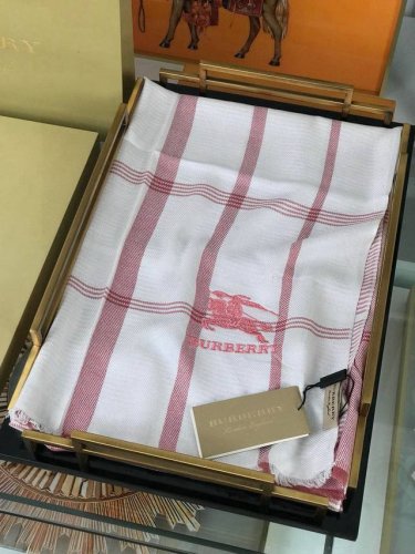 巴宝莉轻盈格纹围巾最新款出货了，精美马标刺绣Logo，精湛制作工艺首先臻选上乘的超细羊毛纤维，进行纯手工精梳处理，再进行清泉水浸泡涤荡，使羊毛纤维呈现出独特的蓬