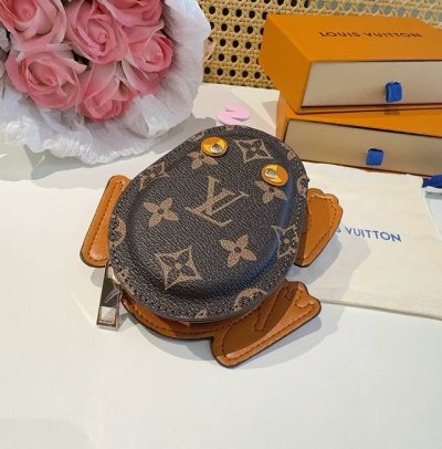 Lv路易威登青蛙耳机包 包包挂饰 可放口红蓝牙耳机