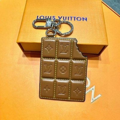 元配图片原版包装 Louis Vuitton官网皮革巧克力钥匙扣配件百搭仿食物包包挂件网红主播同款耐磨 Twist包饰与钥匙扣。 此款Twist包饰拥有风格活泼