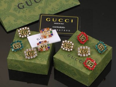 gucci双G系列耳钉 珍珠款彩钻款古驰耳钉 作为品牌的标志性元素，运用品牌首字母以别致的方式呈现。金色效果金属标识与白色玻璃珍珠边框相得益彰，令整款设计更显精