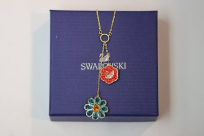 Swarovski 花开耀吉 红天鹅项链 新年闪耀升级！献礼新年佳节！ 祝 祈愿新年万事吉祥！福禄临门 这款精致的吊坠采用花卉图形设计，在优雅的花卉设计中心，是