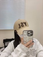 ysl 圣罗兰推出限定棒球帽 #New Era合作联名设计 将运动元素和街头生活文化融入其中 搭配若隐若现的刺绣标识 展现出品牌潮流的一面 小红书爆款~网红明星