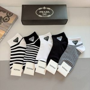 配包装 一盒5双 prada 普拉达 新款袜子 纯棉面料 经典三角标Logo 个性时尚百搭款 你值得拥有哦