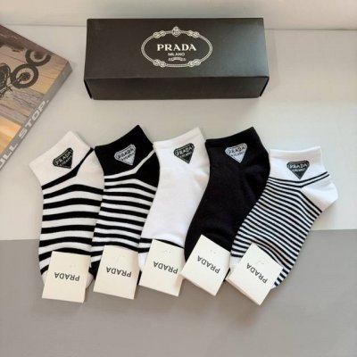配包装 一盒5双 prada 普拉达 新款袜子 纯棉面料 经典三角标Logo 个性时尚百搭款 你值得拥有哦