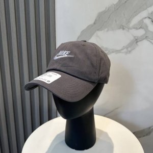 耐克刺绣字母Logo全棉棒球帽 冷淡色系给足街头风 时尚达人挚爱的色调 精选细腻平纹棉布 效果超完美 细节做工无可挑剔 男女同款 材质:100%棉 头围:56-