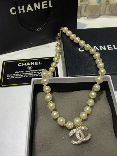 Chanel香奈儿热销款大牌香奶奶精致项链双C双手工镶珠镶钻由珍珠串成超级显白哦夏天即将来临是时候露出你美腻的手了精致的你值得拥有哟