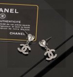 chanel 香奈儿经典双C心桃耳钉 这款随意搭配都是非常好看百搭时尚单品 日常款 很修饰脸型 很上档次的 很优雅气质 耳环