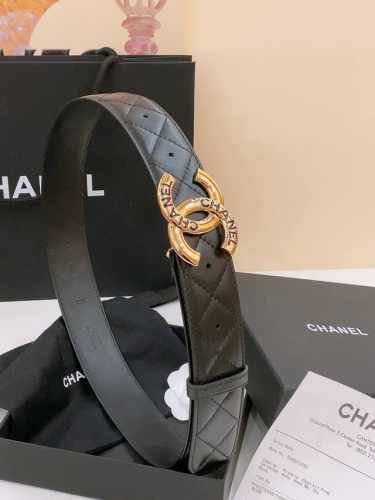 特 -Chanel 树脂扣 经典双C 树脂黑 与 白 腰带 新款Logo扣搭配进口小羊皮菱格带身，质感满分，简直身春日里的点睛之笔，皮带直径4.0Cm