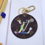 lv 圣诞系列，圆牌钥匙扣 Illustre Xmas Seoul 包饰与钥匙扣讲述品牌吉祥物的韩国之旅。