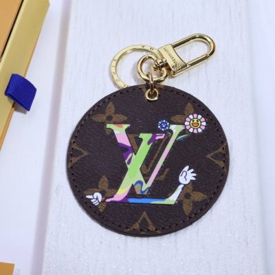 lv 圣诞系列，圆牌钥匙扣 Illustre Xmas Seoul 包饰与钥匙扣讲述品牌吉祥物的韩国之旅。