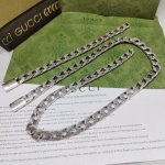 项链 手120Gucci这款项链饰有刻花条纹 中间素有品牌塑造形象 给这款项链添加时尚经典的制作 尺寸:60Cm
