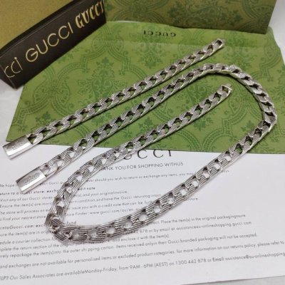 项链 手120Gucci这款项链饰有刻花条纹 中间素有品牌塑造形象 给这款项链添加时尚经典的制作 尺寸:60Cm