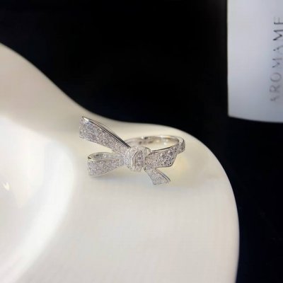 Graff 格拉夫Tilda's Bow白金色戒指，尺寸5688号。能满足美少女情怀，又拥有闪闪发光的浪漫 高定款梯方蝴蝶结镶钻效果是惊艳的感觉！一眼就会心动的