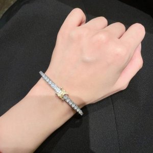celine 赛琳 手链 一直是简约时尚界的标杆大胆的设计 百看不厌搭配起来更Fashion .