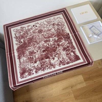 dior丛林手绘方巾 Size：90X90Cm 材质：100%真丝 热带丛林的神秘、野生动物们的悠哉自在 一笔一画的匠心艺术品！