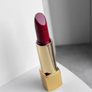 专柜品质 N5..157车厘子浆果红香奈儿限定新品日常素颜显白~ 没人能拒绝的了香奈儿 没有 更别说这次的圣诞限量款了 香奈儿炫亮魅力唇膏5号系列灵感来自5号香
