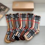 配包装 一盒5双 burberry 巴宝莉 超火爆小单品 男女通用袜子 纯棉面料 潮人必备 爆款格子长筒袜 经典格子搭配潮流配色 个性时尚百搭款 你值得拥有哦