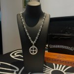 新款 专柜品质 Chrome Hearts克罗心 经典复古童军花项链 圆十字架吊坠 凹凸造型不同的花纹设计风格 呈现出与众不同 十字架 童军花是克罗心的志 所以
