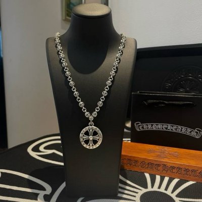 新款 专柜品质 Chrome Hearts克罗心 经典复古童军花项链 圆十字架吊坠 凹凸造型不同的花纹设计风格 呈现出与众不同 十字架 童军花是克罗心的志 所以