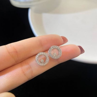 萧邦Happy系列耳环，快乐钻石系列，标志性的舞动美钻催生出Happy Spirit系列。它是一个充满魅力的珠宝系列，守护着佩戴它的女性，同时在观者眼中演绎一副