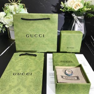 我们出品 ZP认准业内唯一一家购入Zp做货的上家 量大咨询客Fu 编码4150230 Gucci宝石绿色珐琅戒指 以互扣式双G形式呈现在这款戒指上 Epilog