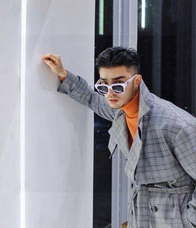 balencia巴黎世家 正品是单边镜腿Logo 但这款的工艺水准还是很高的，镜腿大B的Logo，独创呼吸网眼纹路设计~时髦又个性 巴黎世家潮流时尚界的领军大牌