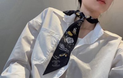 香奈儿 Twilly小丝巾来了，Chanel 名副其实的小可爱， 人手三条闭眼收，我都不拦着 N久都没有见过这么好看的Twilly 真的是真香本香了，凹造型必备