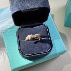 蒂芙尼T Knot双行戒指，尺寸56789号 年Ｔ家新作 Knot戒指 万众期待 T Kont 系列标志性设计中相互缠绕的末端，是情感联系的有力象征。所有 T