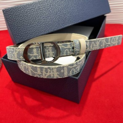 这款金属覆层黄铜腰带扣采用 Cd 标志点缀 经典元素呈现全新风采 设计精巧 提升格调 打造优雅精致的造型 2.0Cm