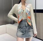 丝巾大探险”90厘米方巾-Hermes～ 手工卷边斜纹真丝方巾 100%桑蚕丝 。 这款爱马仕点睛配饰可以多种方式佩戴，与任何服饰皆搭配得宜。无论系绕颈间，或作