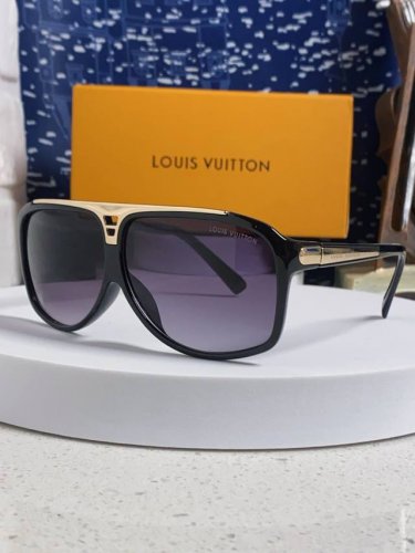 lv 路易威登 大框太阳镜墨镜经典的方框设计，不挑脸型，无论搭配大衣还是连衣裙都非常显气质偏光镜片预防紫外线