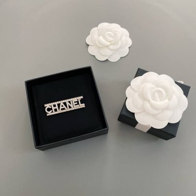 我们出品 香满钻铭牌胸针 ZP4700 这季的超级爆款 真的超级难买 赞爆的设计 我家每一个女神都必须拥有的呀 很简约的双层排钻设计 满钻的镂空字母铭牌 绝对的