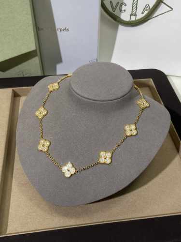 热销款推荐 Vca 金色满钻四叶草十花 锁骨项链 Blingbling贵气十足的满钻项链，最近超火的一件单品。这条四叶草十花项链，不仅是一件饰品，更是一份幸运的