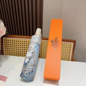 爱马仕 Herm S 新款 极品H家三折自动伞重磅呈现 以其精湛的工艺技术和源源不断的想像力 新涂层技术伞布 带来令人惊喜的遮光效果 让防晒及隔热性能更优保障